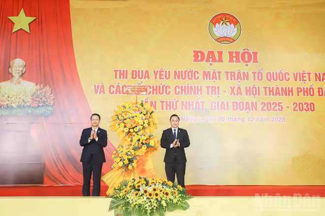 Ban Chấp hành Đảng bộ thành phố Đà Nẵng tặng hoa chúc mừng Đại hội.