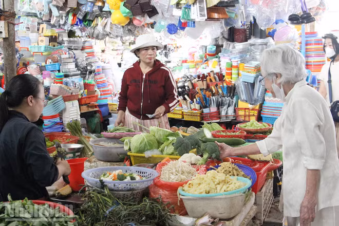 Người dân mua hàng tại chợ Đống Đa.