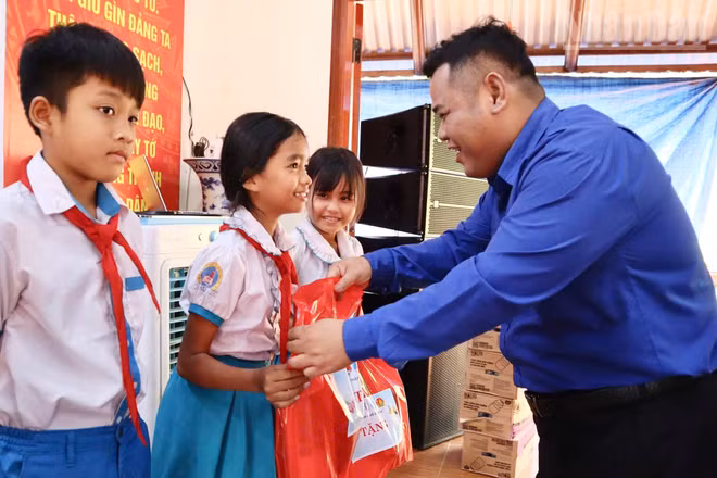 Trao tặng các phần quà cho các em thiếu nhi.