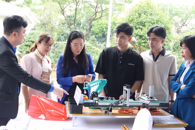 Đại biểu tham quan các sản phẩm khởi nghiệp của sinh viên.
