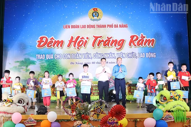 Trao tặng quà cho các em nhỏ.