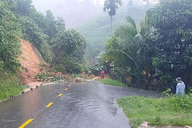 Một số tuyến đường trên địa bàn các xã miền núi đã xảy ra tình trạng sạt lở.