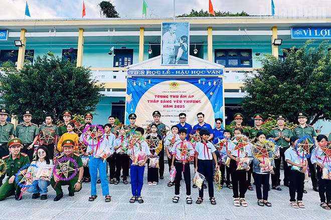 Thiếu nhi La Êê vui với Tết Trung thu.