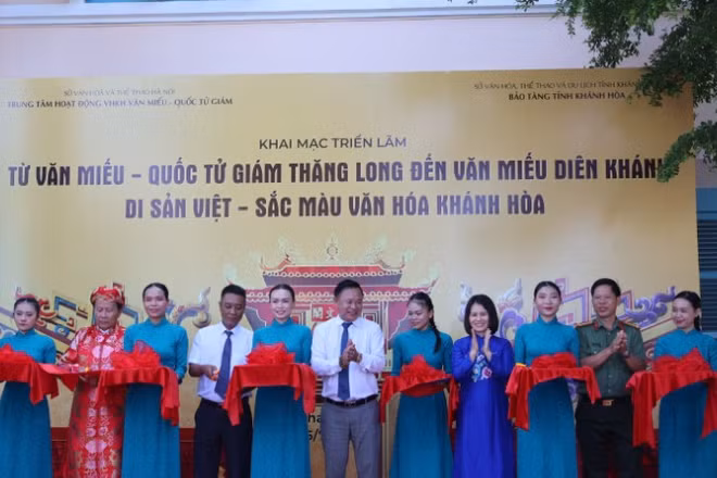 Các đại biểu cắt băng khai mạc triển lãm. (Ảnh: Ban tổ chức cung cấp)