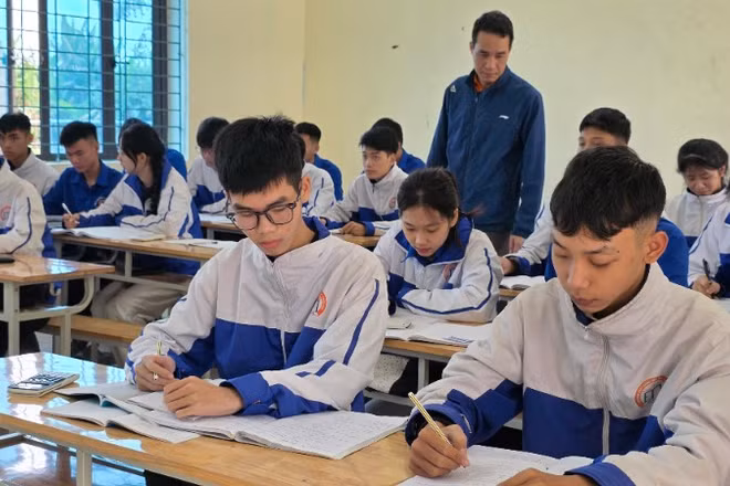 Thầy và trò tại Trường trung học phổ thông Đặng Thai Mai.