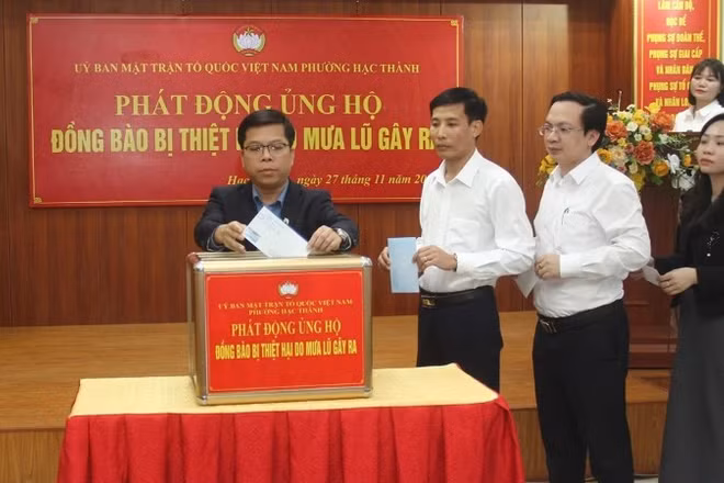 Lãnh đạo phường Hạc Thành ủng hộ đồng bào bị thiệt hại do mưa lũ.