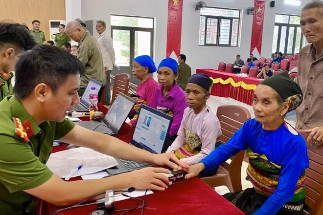 Công an Thanh Hóa thu nhận mẫu ADN từ thân nhân liệt sĩ.