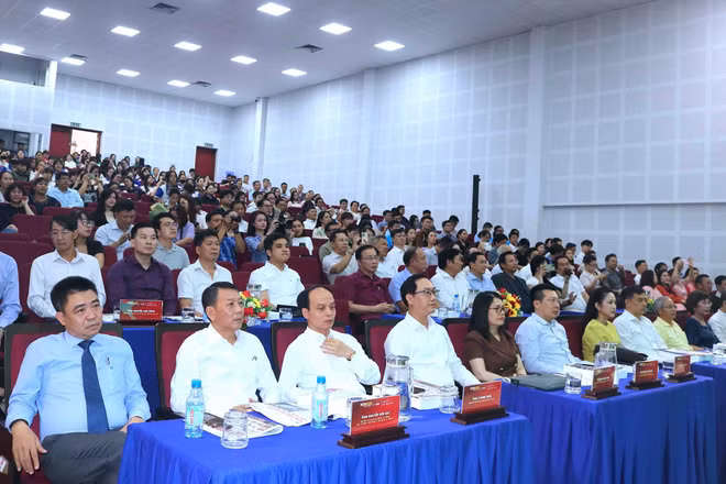 Các đại biểu tham dự hội thảo.