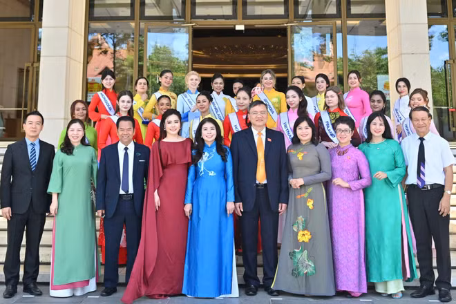 Đại diện lãnh đạo Văn phòng Quốc hội và đoàn thí sinh chụp ảnh lưu niệm.