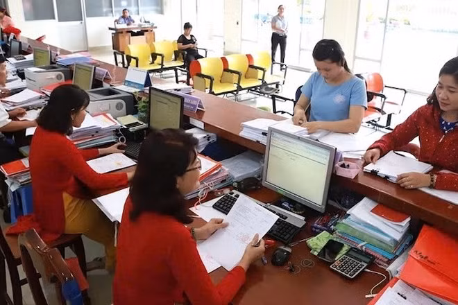 Hoạt động giao dịch tại hệ thống Kho bạc Nhà nước. (Ảnh: KỲ DUYÊN)