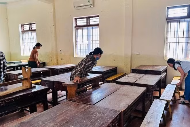 Các trường học khẩn trương dọn dẹp, vệ sinh để đón học sinh trở lại.