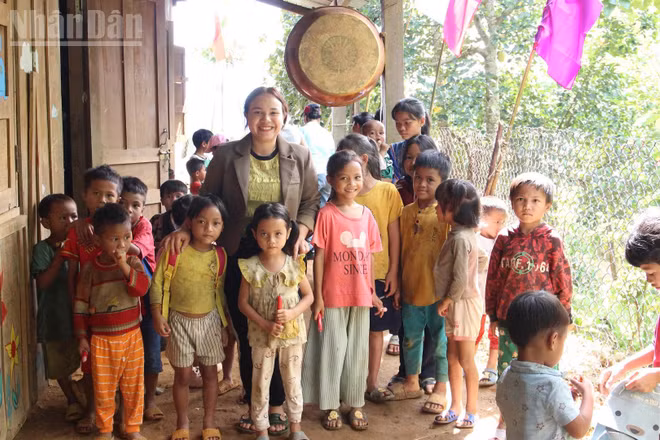 Cô giáo Hồng My cùng học trò tại điểm trường Răng Chuỗi.
