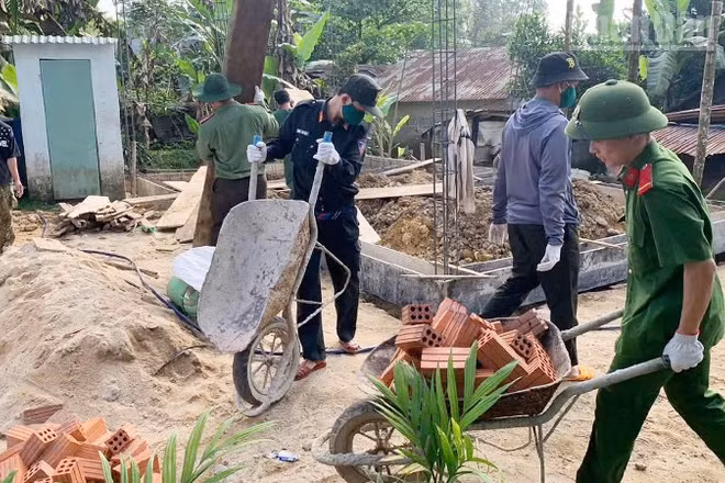 Tuổi trẻ Công an Đà Nẵng đóng góp ngày công giúp nhân dân xây, sửa nhà. (Ảnh: nhandan.vn)