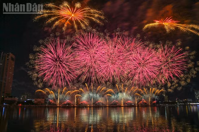 Pháo hoa của đội Việt Nam trong đêm chung kết.