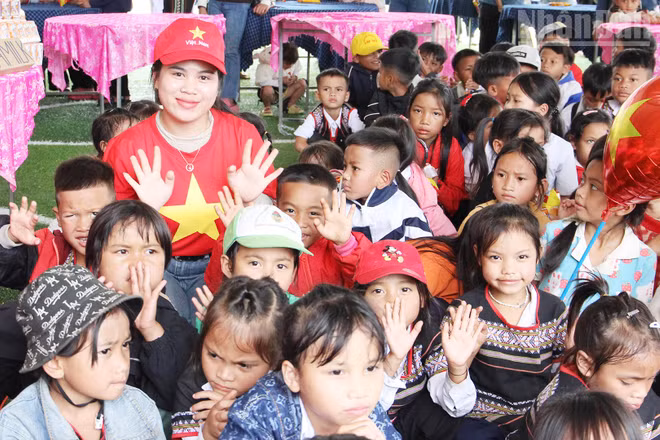 Cô giáo Hồ Thị Thên cùng các học trò.