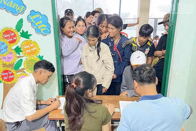 Người dân xã Trà Tập nhận quà Quốc khánh 2/9.