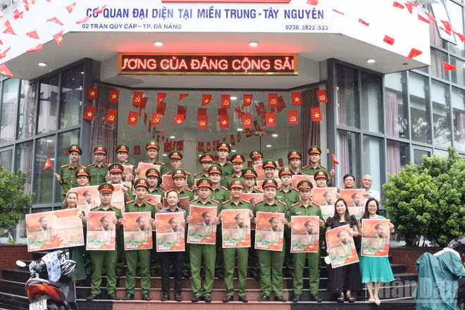 Cán bộ, chiến sĩ công an đến nhận phụ san.