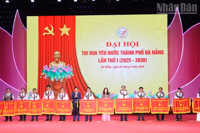 Lãnh đạo Thành ủy Đà Nẵng trao tặng Cờ thi đua của Chính phủ cho các tập thể.