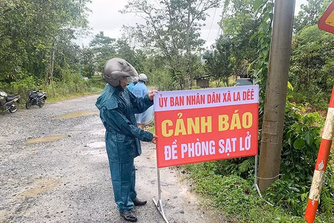 Xã La Dêê bố trí lực lượng trực và cắm biển cảnh báo điểm sạt lở. (Ảnh: xã La Dêê cung cấp).