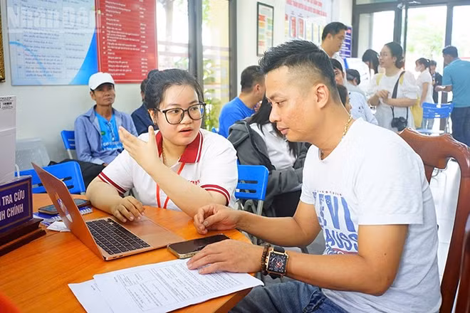Sinh viên tình nguyện ngành công nghệ thông tin về hỗ trợ các xã, phường.
