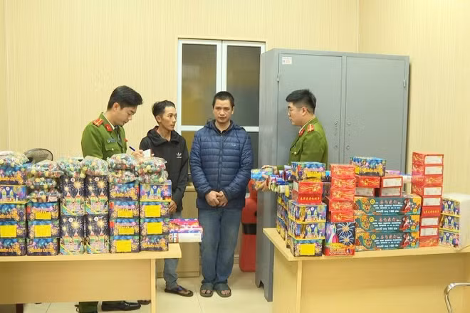 Lực lượng công an kiểm tra số pháo bị thu giữ trong vụ án.