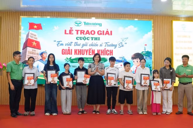 Trao giải cuộc thi “Em viết thư gửi chiến sĩ Trường Sa”.