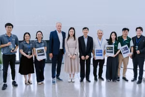 Ban tổ chức trao giải cho đội đạt giải tại cuộc thi (Ảnh: VGU)