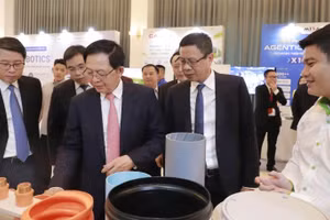 Phó Thủ tướng Hồ Quốc Dũng tham quan gian hàng trưng bày sản phẩm tại diễn đàn. (Ảnh: Ban tổ chức)
