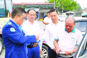 Lực lượng chức năng kiểm tra phương tiện vận tải tại Bến xe trung tâm tỉnh Thái Nguyên (Ảnh HỒNG ĐÔNG).