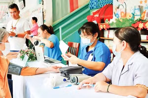Người dân đến khám sức khỏe tại điểm khám lưu động thuộc phường Bến Thành.