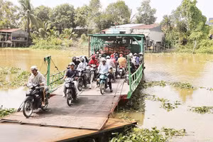 Mỗi ngày có hơn 1.000 lượt người và phương tiện qua lại kênh Dương Văn Dương.
