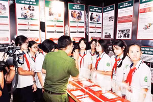 Công an Thành phố Hồ Chí Minh tổ chức hoạt động tuyên truyền cho học sinh về tác hại của ma túy (Ảnh CTV).