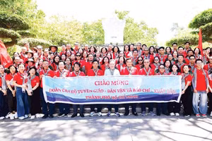 Đoàn cán bộ tuyên giáo, dân vận, báo chí, xuất bản thành phố trong chương trình “Hành trình tri ân-Về miền đất lửa” (Ảnh BAN TỔ CHỨC CUNG CẤP).