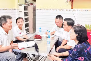 Vợ chồng anh Nguyễn Văn Dũng (ngoài cùng, bên trái) trong một cuộc gặp gỡ, kết nối để tìm mộ cha.