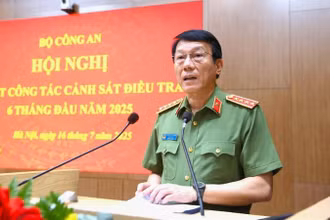 Thay mặt Đảng ủy Công an Trung ương, Bộ Công an, Bộ trưởng Lương Tam Quang biểu dương, chúc mừng các thành tích, chiến công mà lực lượng Cảnh sát điều tra đã đạt được trong thời gian qua. (Ảnh: Cổng TTĐT Bộ Công an)