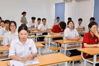 Thí sinh trước giờ làm bài thi môn Ngữ văn tại điểm thi Trường THPT Hai Bà Trưng (tỉnh Vĩnh Phúc). (Ảnh: NGUYÊN KHÔI)