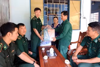 Cán bộ Đồn Biên phòng Đắk Ơ thăm hỏi, động viên gia đình khó khăn được đơn vị tặng bò giống để phát triển kinh tế gia đình.