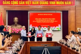 Đại diện Bộ Văn hóa, Thể thao và Du lịch trao tặng cẩm nang cho đại diện các địa phương.