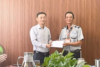 Trưởng Ban Quản lý bán đảo Sơn Trà và các bãi biển du lịch Đà Nẵng Nguyễn Đức Vũ biểu dương và khen thưởng đột xuất cho anh Phan Thanh Trinh, Tổ trưởng Tổ công tác số 2. (Ảnh: HT)