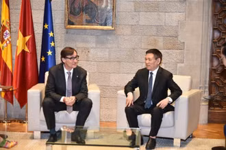 Phó Thủ tướng Hồ Đức Phớc gặp với Chủ tịch Vùng Catalonia Salvador Illa. (Ảnh: VGP/Trần Mạnh)