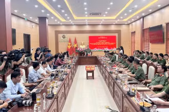 Thiếu tướng Nguyễn Minh Tuấn, Giám đốc Công an tỉnh Phú Thọ chủ trì thông tin một số vụ án trọng điểm mà Công an Phú Thọ triệt phá trong thời gian qua.