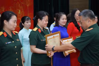 Thượng tướng Lê Quang Minh - Phó Chủ nhiệm Tổng cục Chính trị trao Bằng khen tặng các tập thể có thành tích xuất sắc trong công tác giáo dục mầm non năm học 2024-2025.