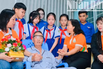 Ban Giám hiệu Trường tiểu học Phùng Ngọc Liêm (Cà Mau) đến thăm, tặng quà tri ân ông Ngô Văn Tây, thương binh hạng 3/4 tại phường Bạc Liêu.