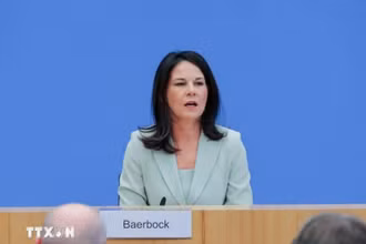 Bà Annalena Baerbock phát biểu tại một cuộc họp báo ở Berlin, Đức. (Ảnh: THX/TTXVN)