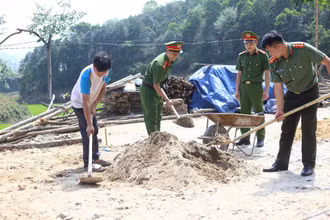 Công an Lào Cai xuống cơ sở, giúp người dân sửa chữa, dựng lại nhà mới sau bão Yagi tại khu tái định cư.