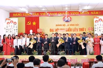 Đồng chí Trần Lưu Quang, Bí thư Trung ương Đảng, Trưởng Ban Chính sách, chiến lược Trung ương chức mừng Ban chấp hành Đảng bộ xã Vĩnh Hải ra mắt Đại hội. (Ảnh: TTXVN)