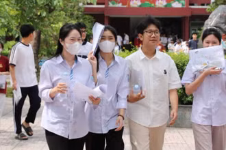 Các thí sinh đến điểm thi ở Trường trung học phổ thông Huỳnh Thúc Kháng (thành phố Vinh).