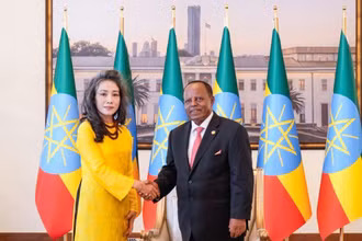 Đại sứ Vũ Thanh Huyền trình Quốc thư lên Tổng thống Ethiopia Taye Atske Selassie.