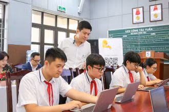Học sinh Trường trung học cơ sở Giảng Võ (Ba Đình, Hà Nội) trong giờ học mô hình trường học số.