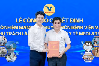 Tiến sĩ Nguyễn Trí Anh - Tổng Giám đốc tập đoàn trao quyết định bổ nhiệm Phó Giáo sư, Tiến sĩ Phạm Đình Đài giữ chức vụ Giám đốc Bệnh viện Đa khoa MEDLATEC.